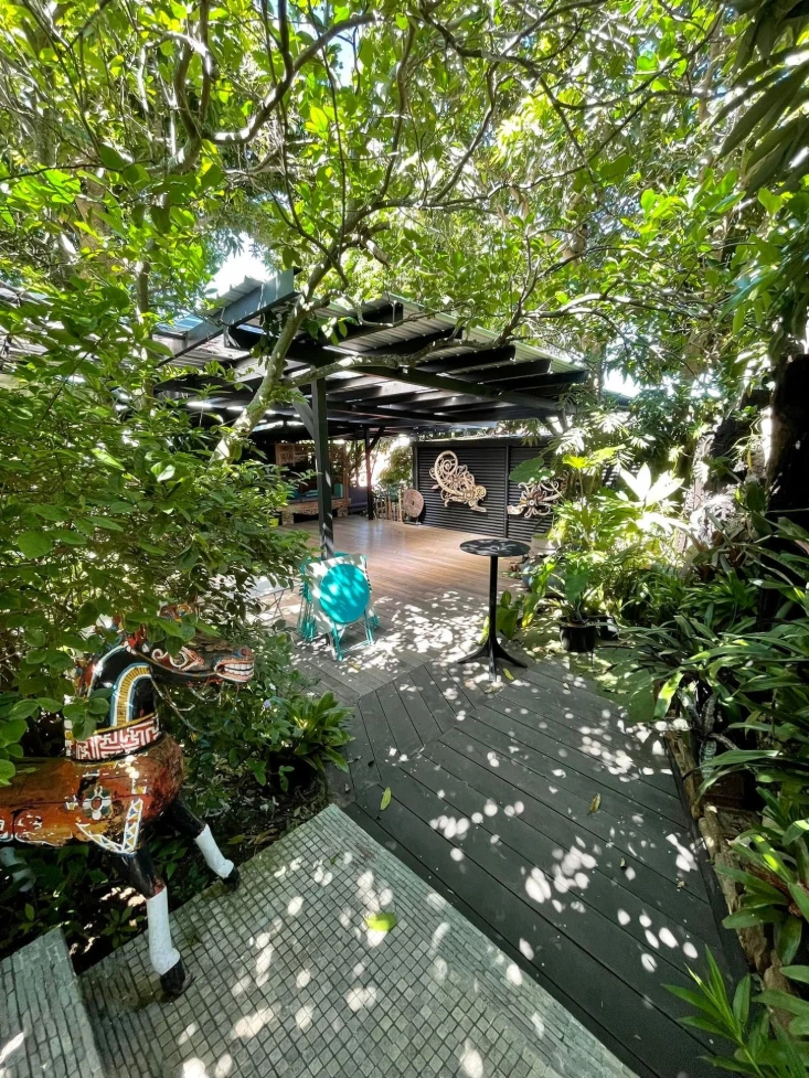 Terrasse couverte aménagée pour les réceptions et événements à la Villa Cachée.