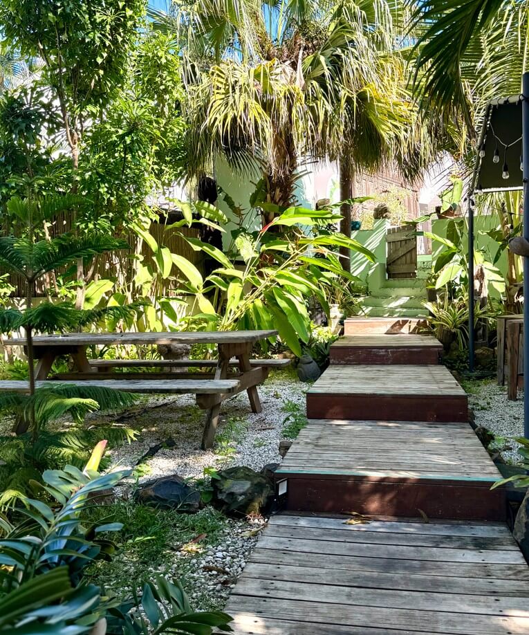 Escalier en bois traversant le Jardin Caché de la Villa Cachée à Nouméa.