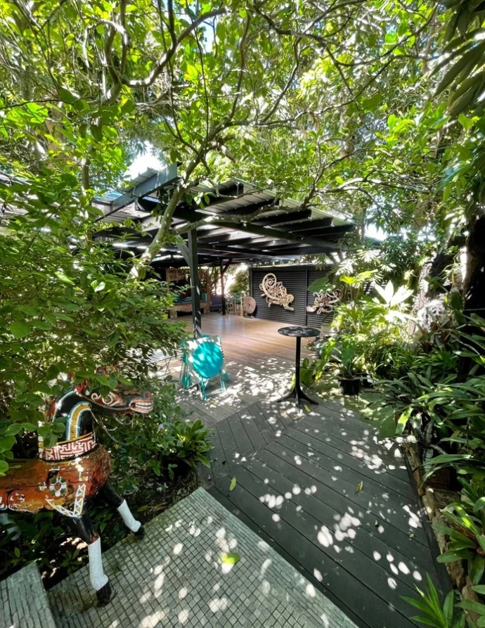 Terrasse couverte aménagée pour les réceptions et événements à la Villa Cachée.