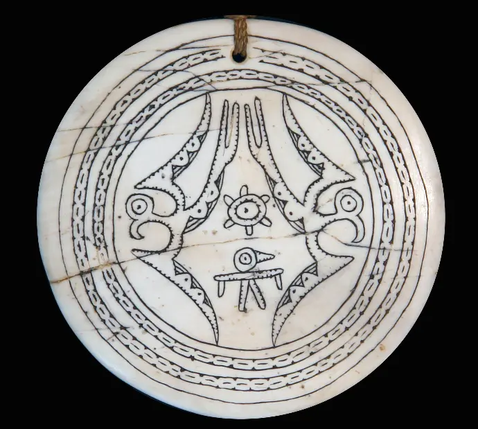 Pendentif liaonassi rond en bénitier fossilisé gravé de motifs d'oiseaux, art premier de Papouasie