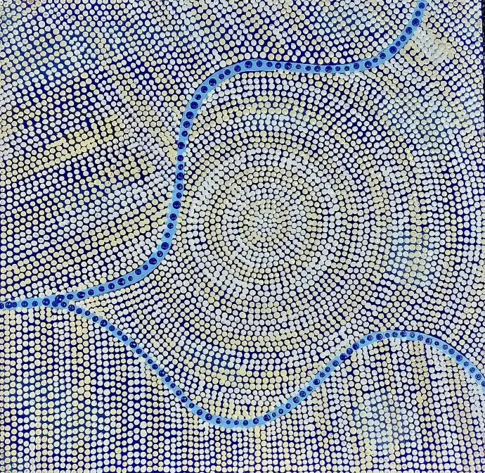 Détail d'une toile aborigène pointilliste beige et bleu à motif spiralé et lignes sinueuses