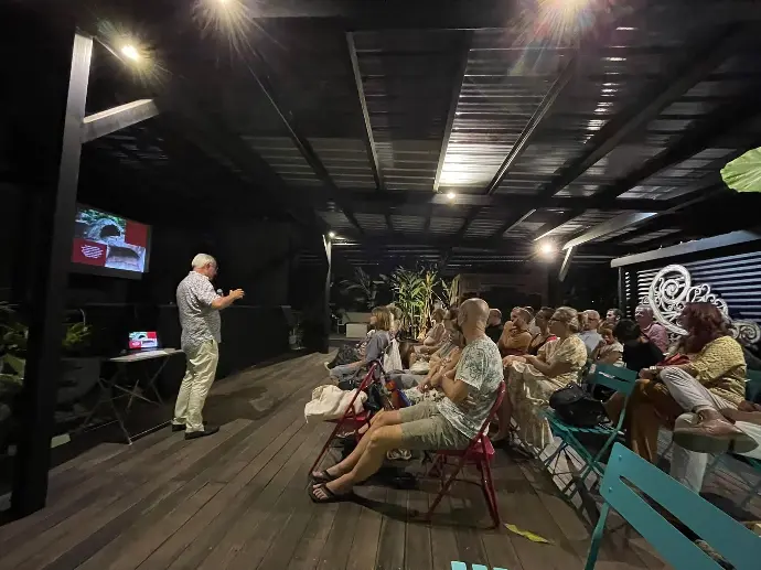 Conférence nocturne sous la pergola du Jardin Secret de la Villa Cachée à Nouméa