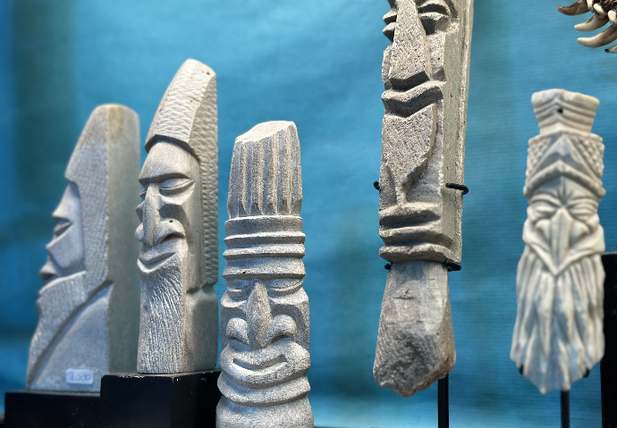 Sculptures kanak en pierre à savon grise représentant visages et figures totémiques stylisées