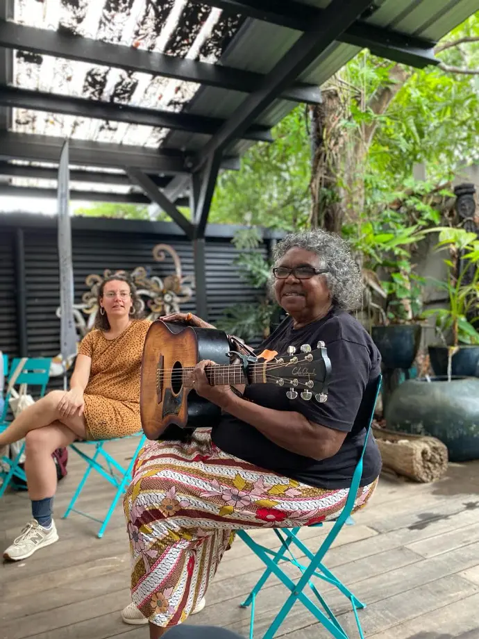 Artiste aborigène jouant de la guitare dans le Jardin Secret de la Villa Cachée à Nouméa