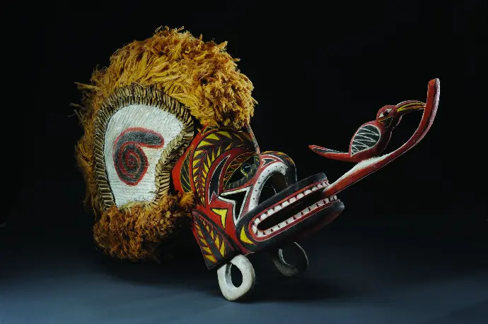 Masque malanggan peint, orné de plumes et d'un oiseau sculpté, Nouvelle-Irlande, art océanien