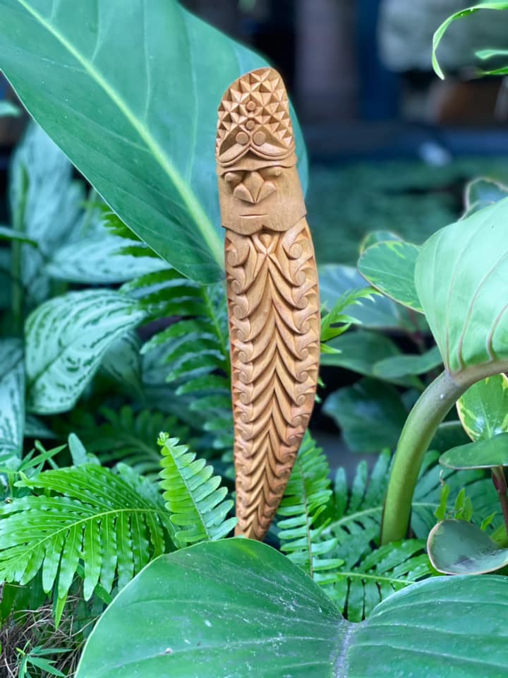 Sculpture kanak en bois clair à coiffe triangulée et corps orné de motifs de plumes ciselées, œuvre d'Hervé Brukoa