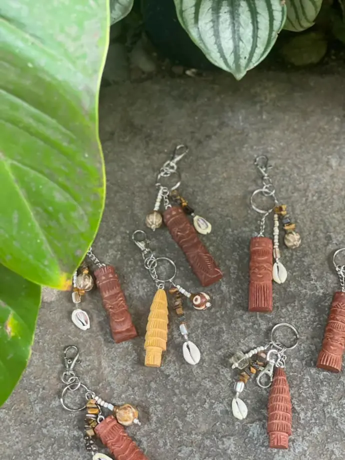 Porte-clés en résine terracotta et ocre à motifs de totems kanak, perles et coquillages, Nouvelle-Calédonie
