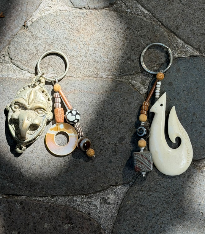 Porte-clés en métal doré à visage tribal et porte-clés en os sculpté en forme d'hameçon polynésien