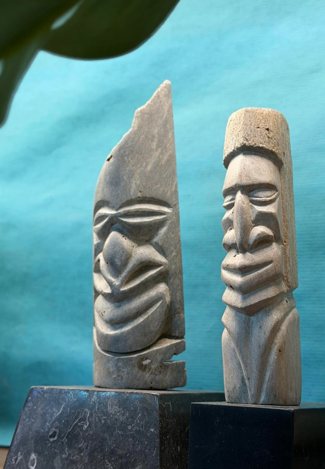 Sculpture en pierre à savon à visage anguleux fendu et Moai à coiffe de bois, pierre à savon de Pouébo en Nouvelle-Calédonie