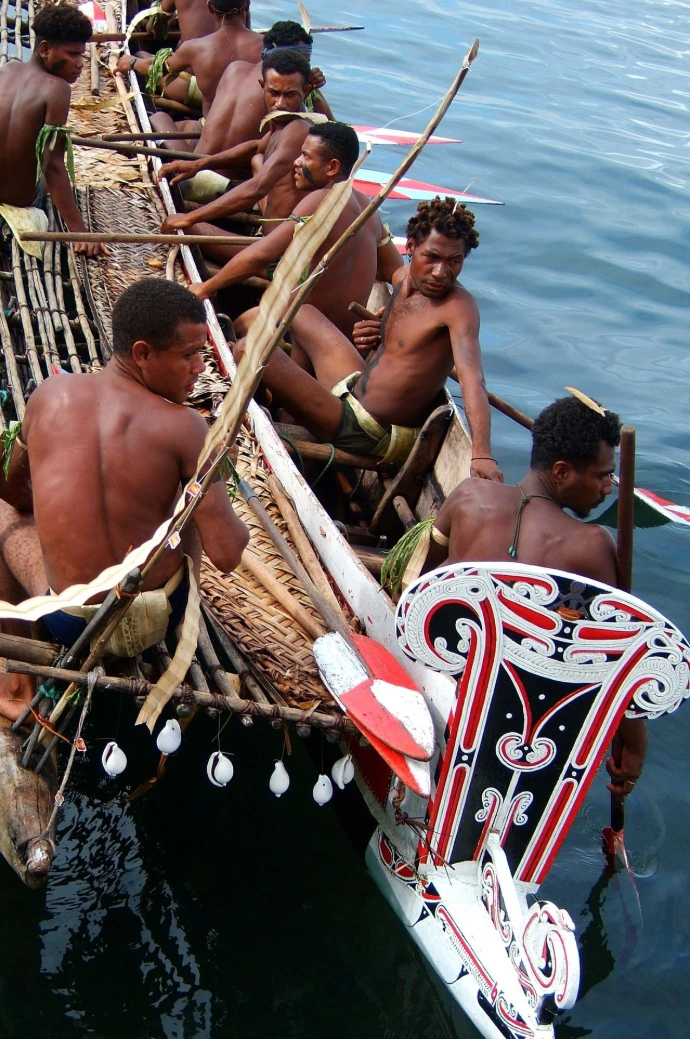 Pirogue traditionnelle ornée d’une proue sculptée en Papouasie-Nouvelle-Guinée