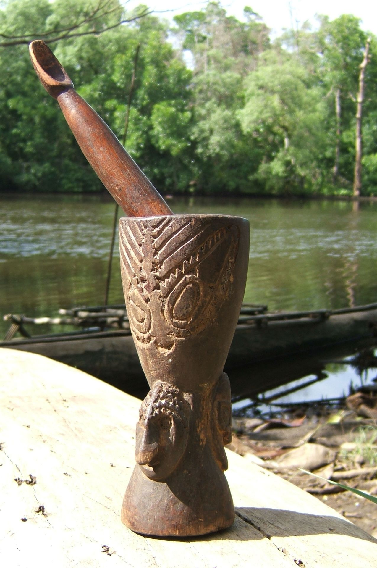 Mortier et pilon à noix de bétel sculptés en bois, Papouasie-Nouvelle-Guinée