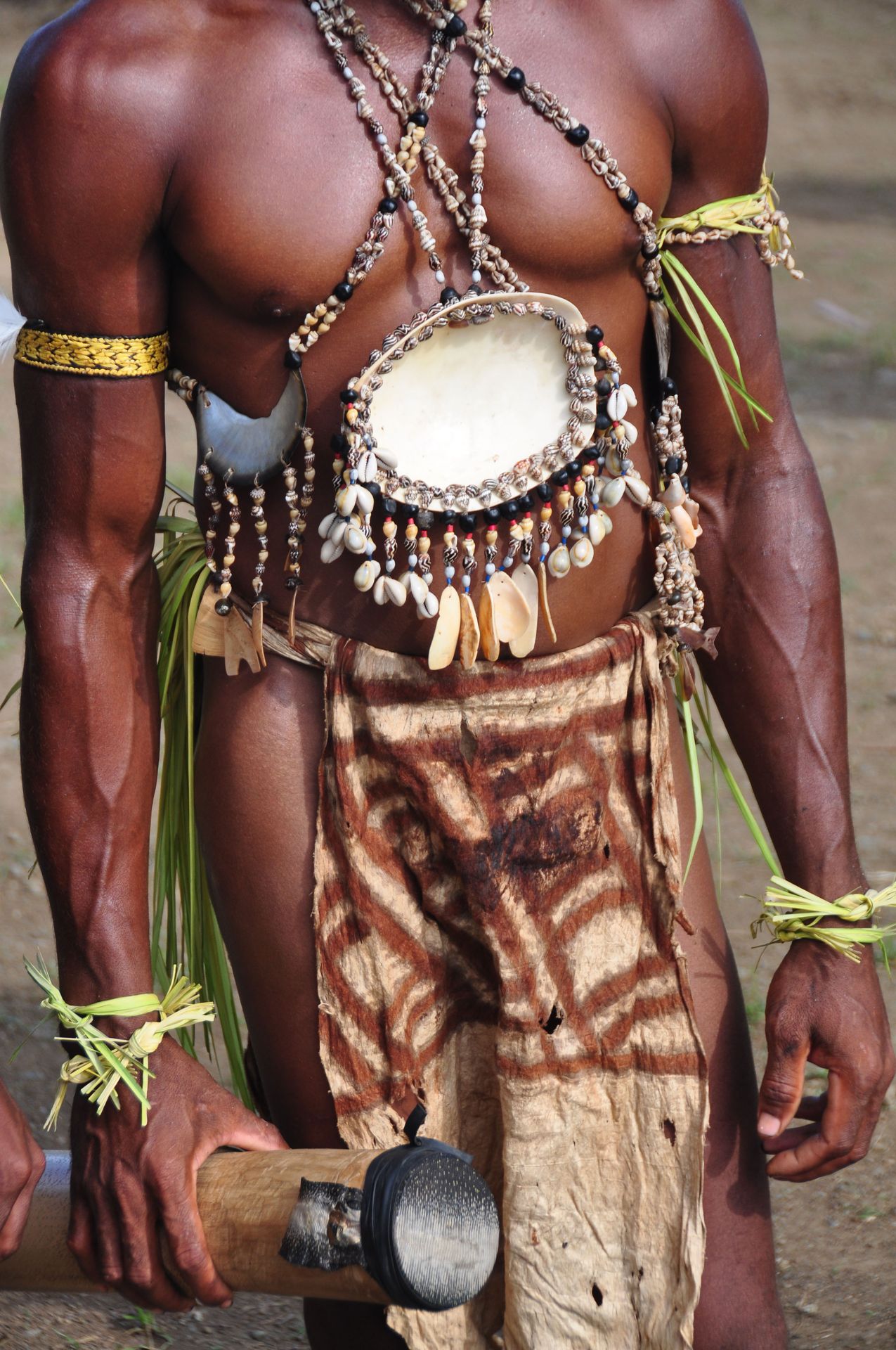 Danseurs papous en parure traditionnelle de coquillages et jupe en écorce battue, Papouasie-Nouvelle-Guinée