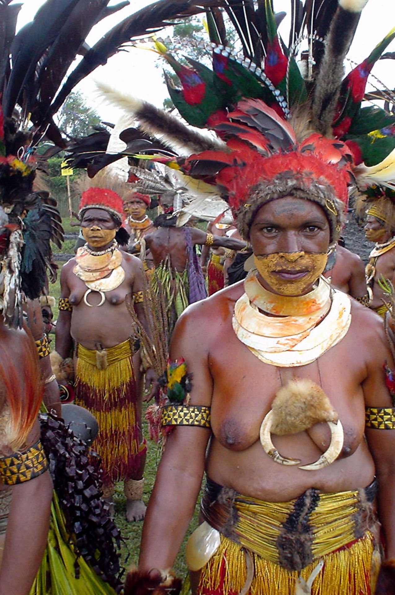Femmes en parure de plumes et pectoraux de nacre lors du festival de Mount Hagen, Papouasie-Nouvelle-Guinée