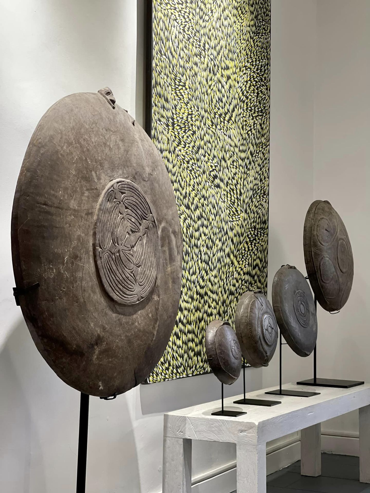Plats cérémoniels ronds sculptés en bois, région boiken, Papouasie-Nouvelle-Guinée