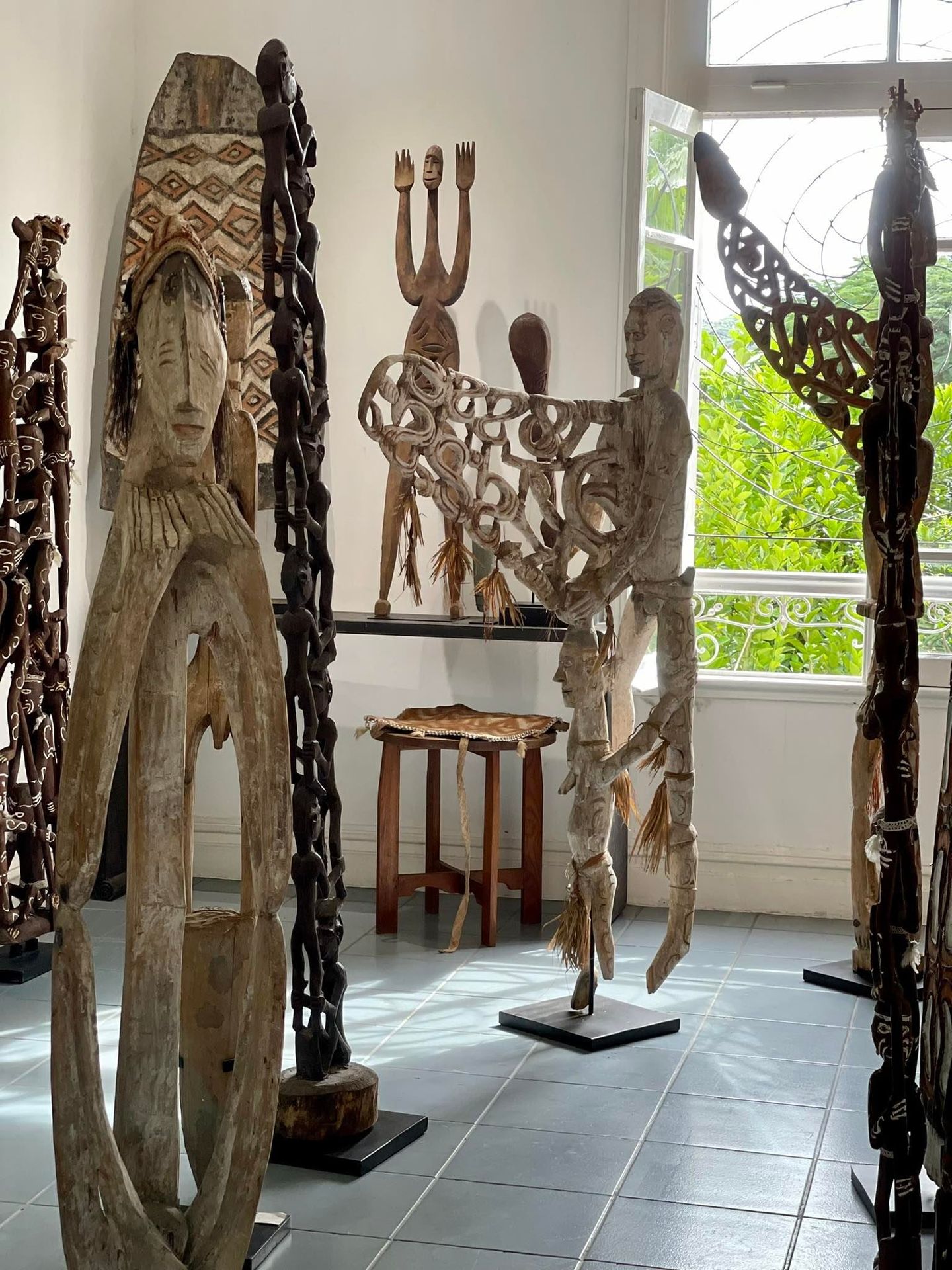 Sculptures asmat en bois, figures d'ancêtres, exposées à La Villa Cachée