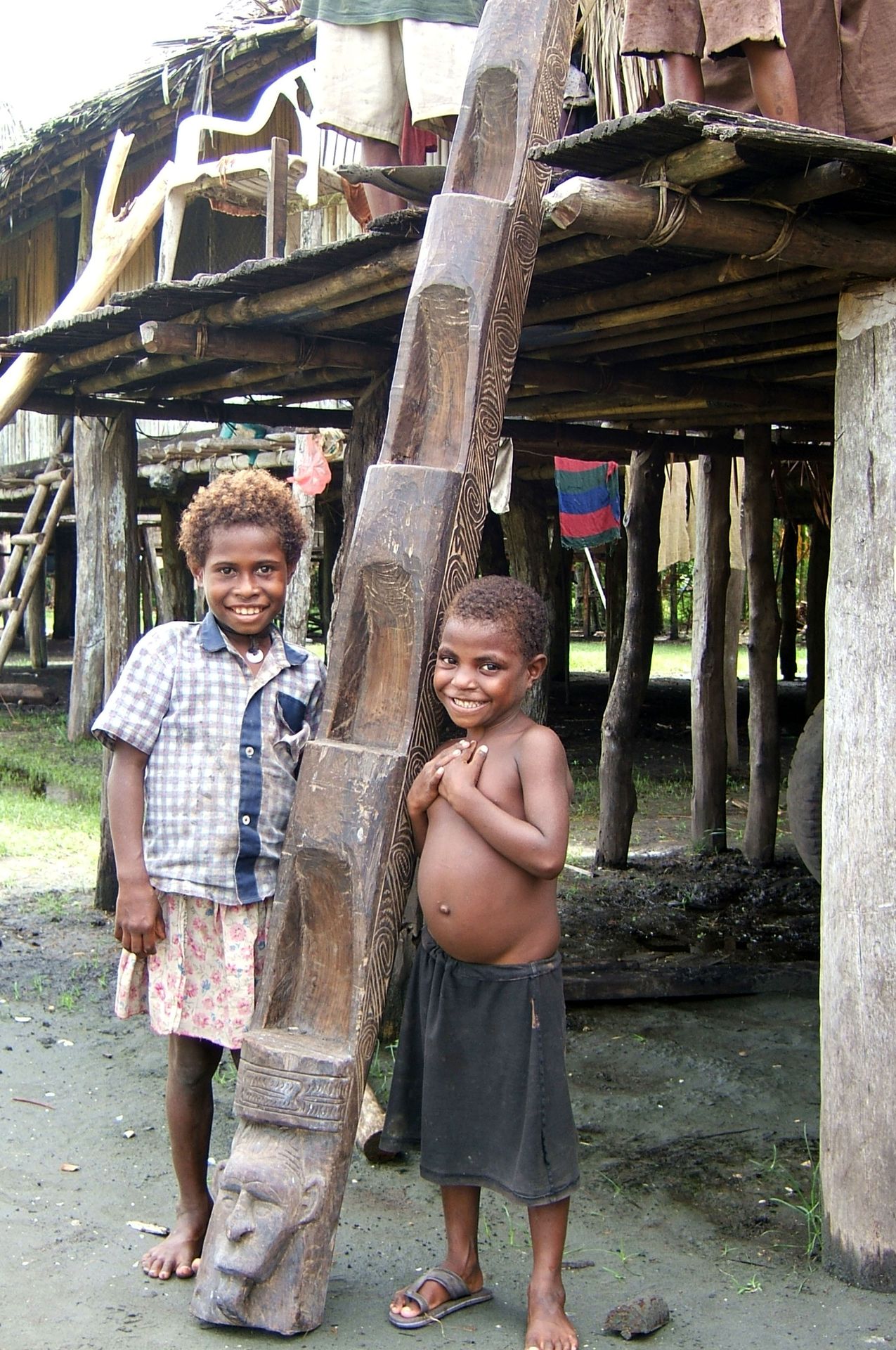 Échelle sculptée d'une case traditionnelle, région du fleuve Ramu, Papouasie-Nouvelle-Guinée