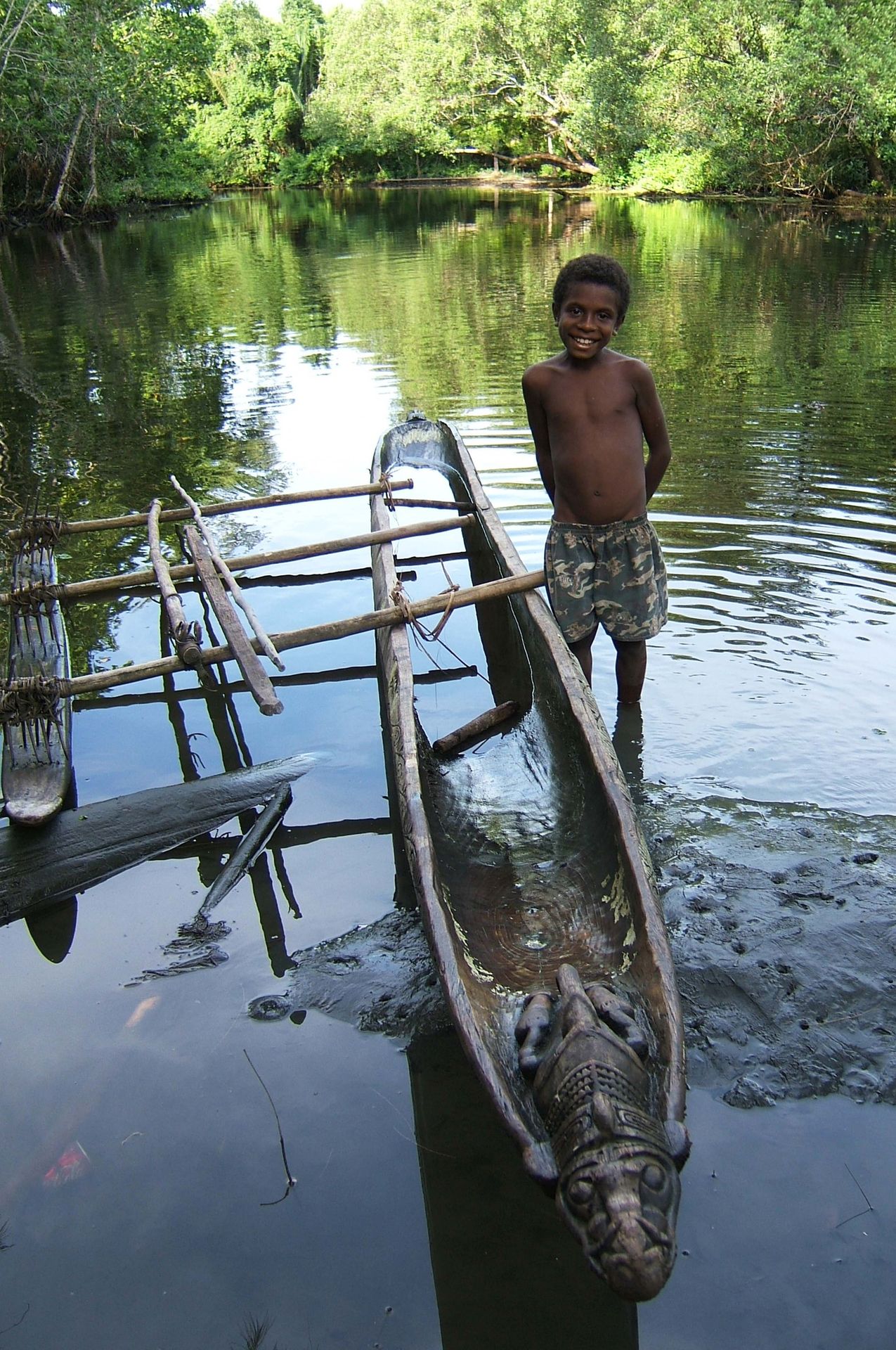 Pirogue traditionnelle à proue sculptée en crocodile en Papouasie-Nouvelle-Guinée