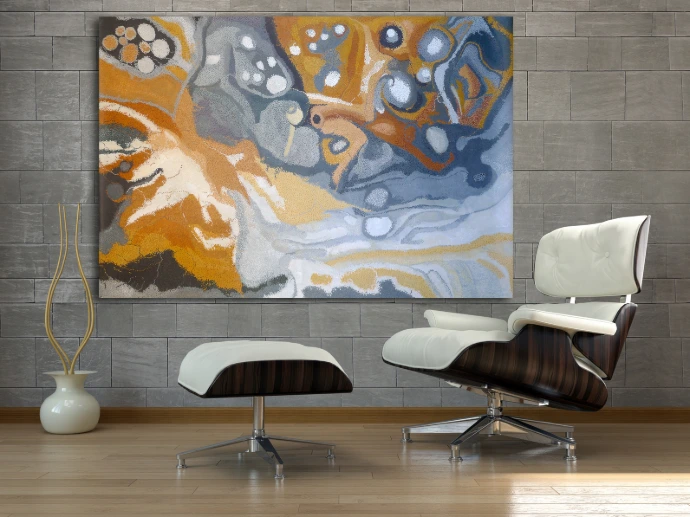 Toile d'art aborigène par l'artiste Helen McCarthy Tyalmuty, motifs abstraits aux tons ocre, gris et blanc, présentée en situation dans un intérieur