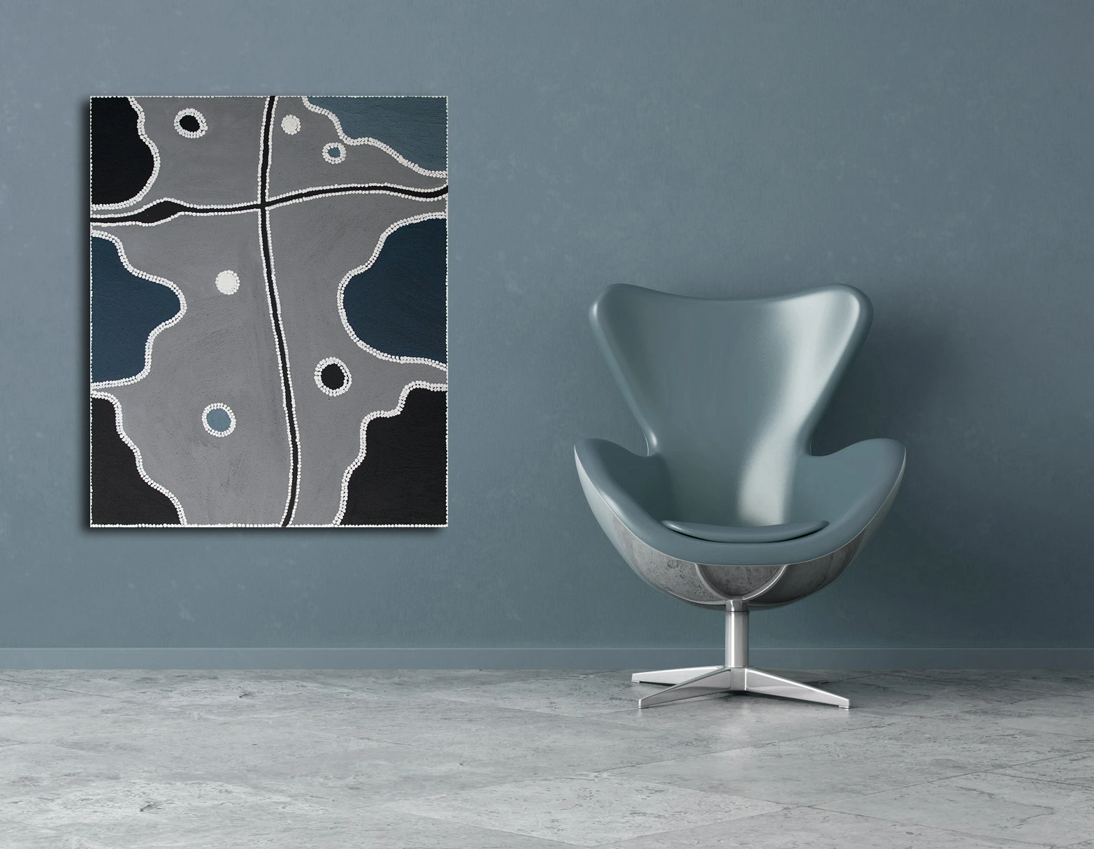 Toile d'art aborigène par l'artiste Freddie Timms, carte abstraite du territoire en gris et bleu, mise en scène dans un intérieur