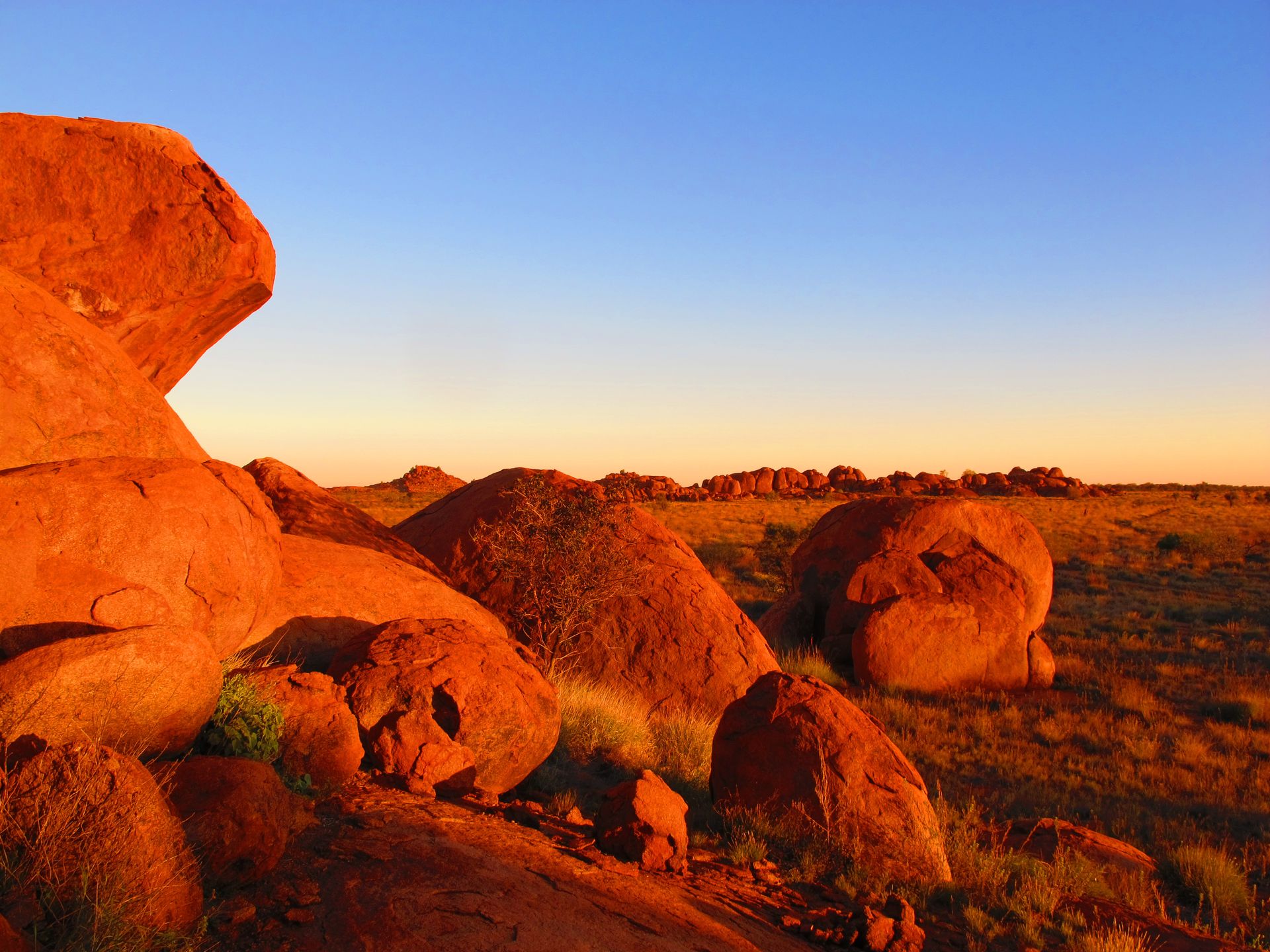 Paysage désertique de la région de Kintore en Australie, rochers de granit rouge au coucher du soleil