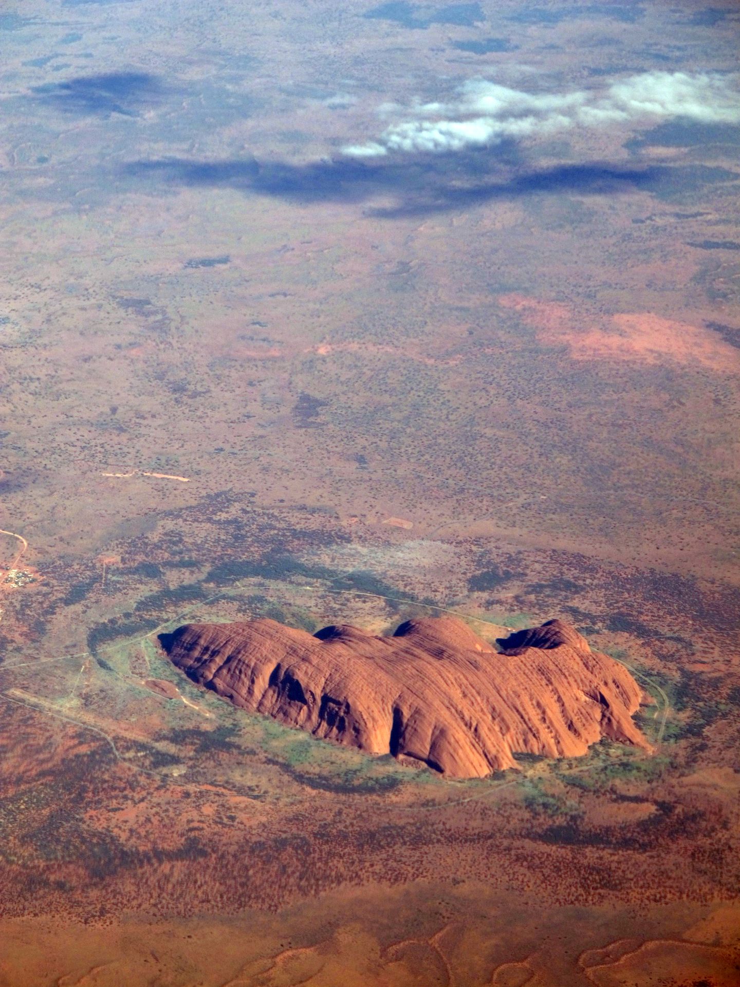 Vue aérienne d'Uluru, le rocher sacré aborigène au cœur du désert australien