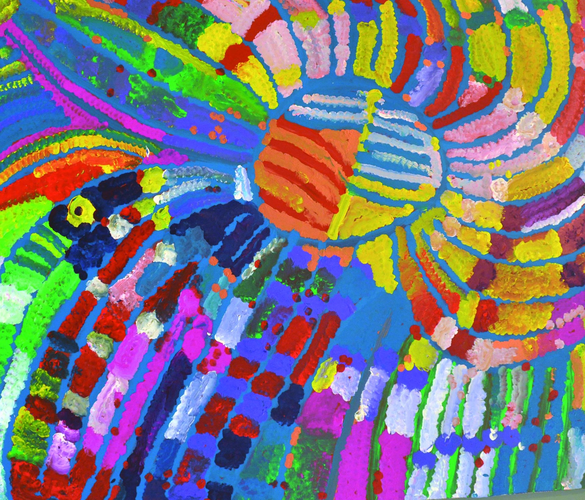 Toile d'art aborigène par l'artiste Lorna Fencer Napurrula, motifs radiants multicolores vibrants évoquant l'igname sauvage