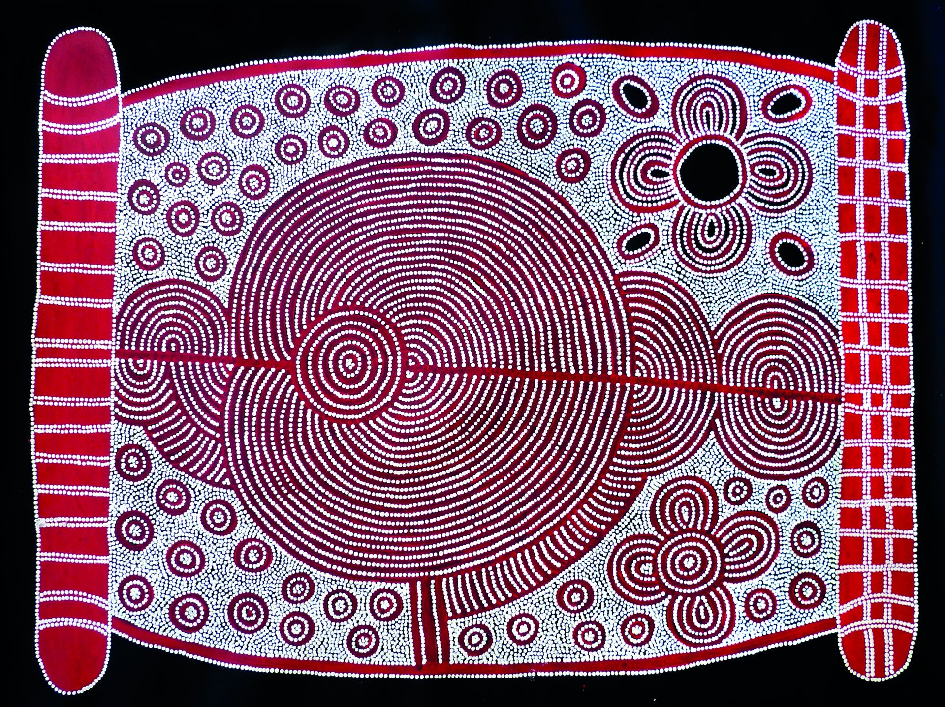 Toile d'art aborigène par l'artiste Debra Nangala, cercles concentriques rouge et blanc symétriques sur fond noir
