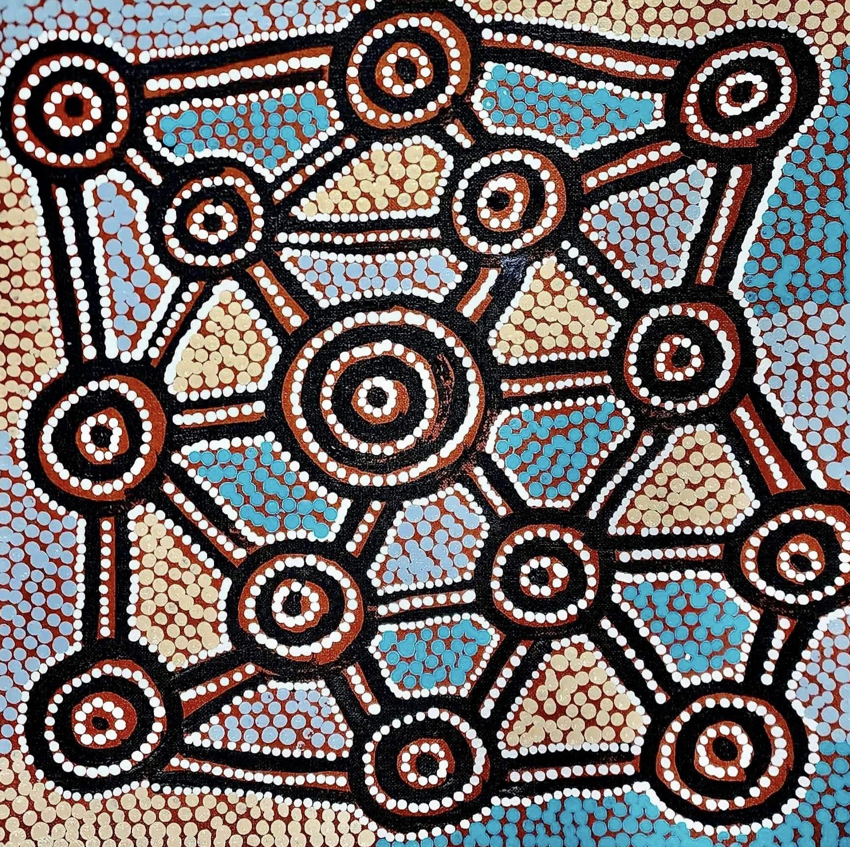 Toile d'art aborigène par l'artiste Lola Nampijinpa Brown, réseau de cercles concentriques blanc, rouge et noir reliés par des lignes, sur fond de triangles turquoise et beige