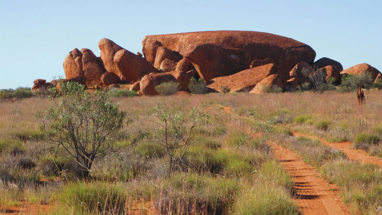Paysage du désert de Kintore en Australie, formations rocheuses de granit rouge dans le bush aride
