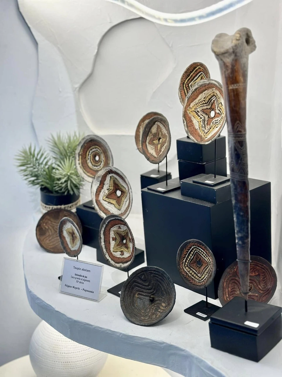 Objets d’art papou présentés lors de l’exposition ABELAM