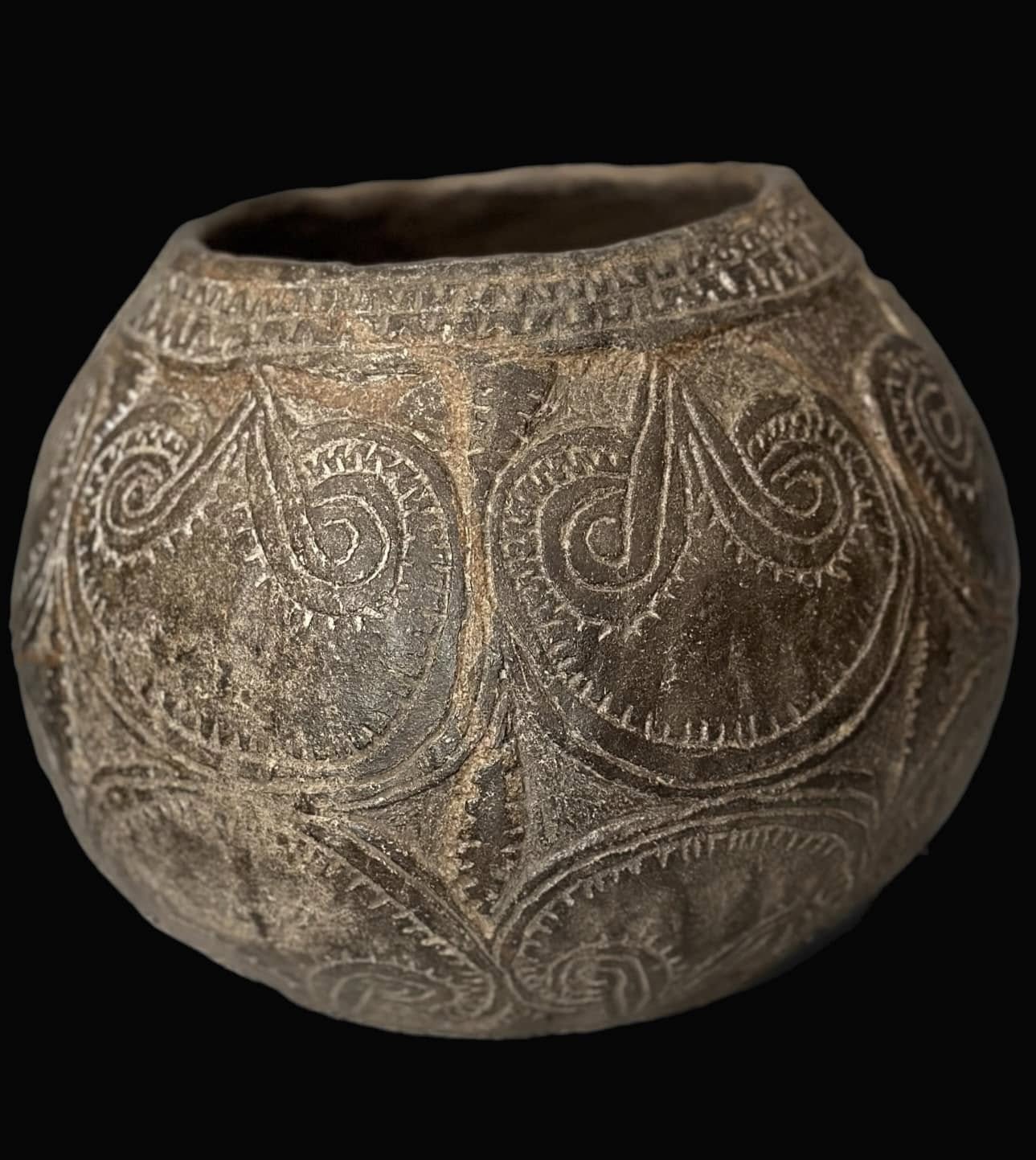 Poterie ronde au col denté et corps gravé de spirales rehaussées de blanc, art papou