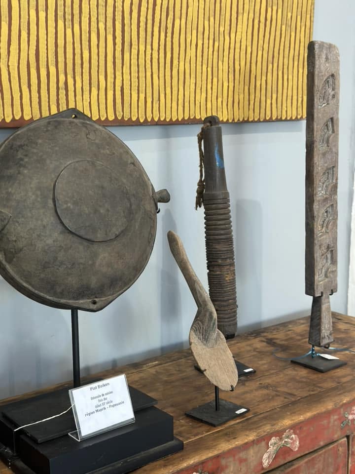 Plat Boiken en bois dur, cuillère à manche sculpté et bâton à figures gravées, région Maprik, Papouasie début XXe siècle