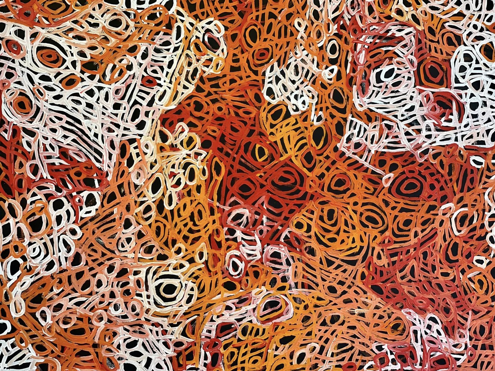 Toile de Charmaine Pwerle aux boucles et cercles entrelacés orange, rouge et blanc sur fond noir, style Awelye