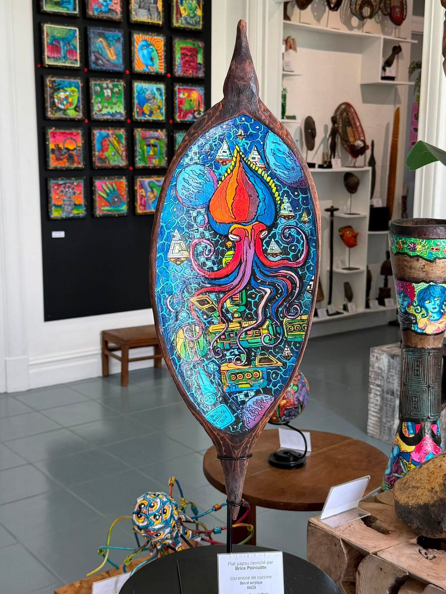 Plat papou détourné par Brice Poircuitte, poulpe cosmique peint en bois et acrylique aux couleurs psychédéliques