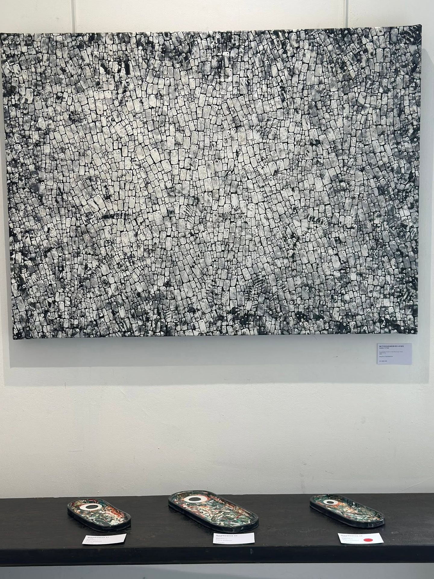 Grande toile de Sophie Borneck en noir et blanc représentant des motifs cellulaires de mitochondries, exposition ENTROPIE
